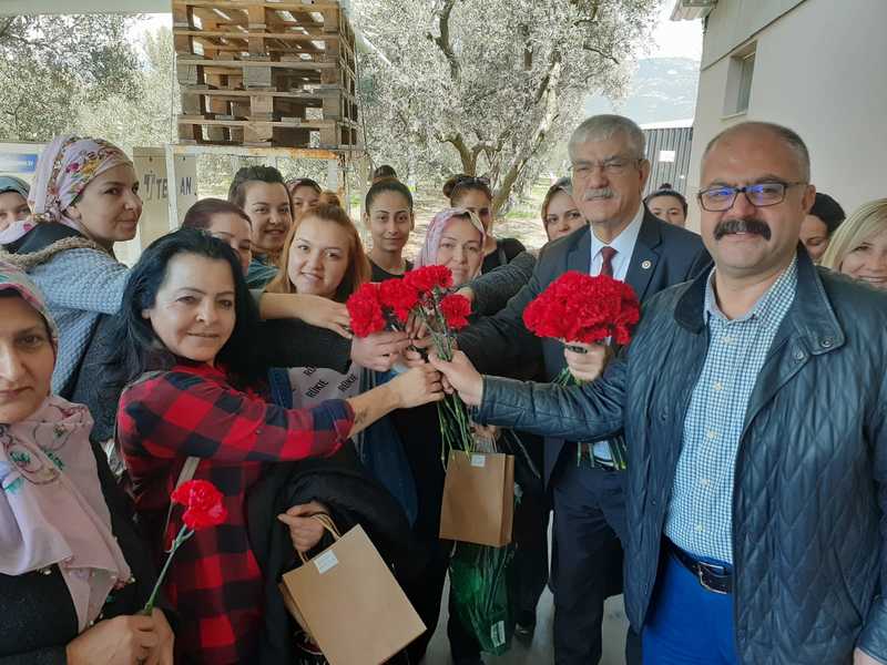 CHP’li Beko Kemalpaşa’da kadın işçilerle buluştu