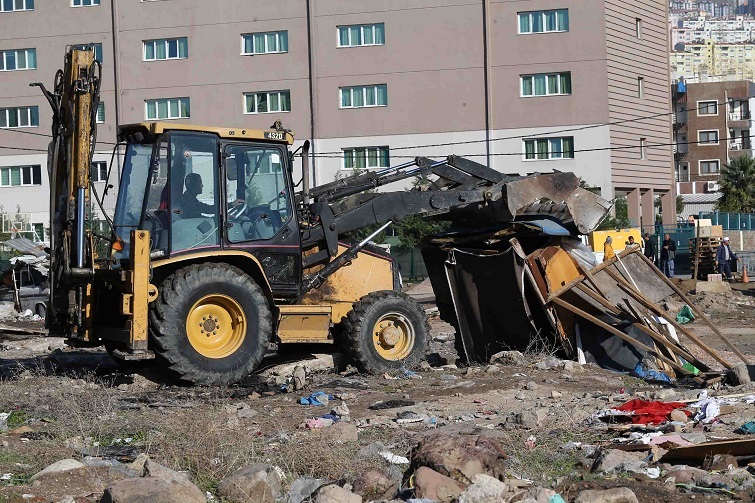 Karşıyaka’da yıkım operasyonu: Hurdacı çadırları kaldırıldı!