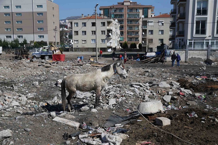 Karşıyaka’da yıkım operasyonu: Hurdacı çadırları kaldırıldı!