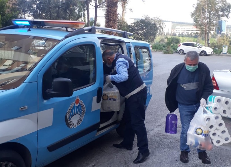 Buca’da ihtiyaç sahiplerine ve 65 yaş üstüne yardım eli