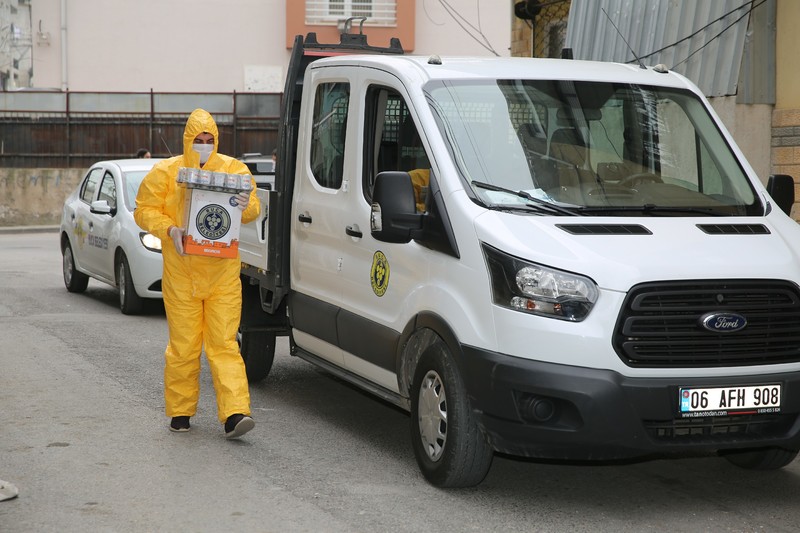 Buca’da ihtiyaç sahiplerine ve 65 yaş üstüne yardım eli