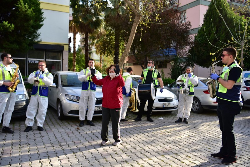 Bornova’da Koronavirüse karşı müzikle rehabilitasyon