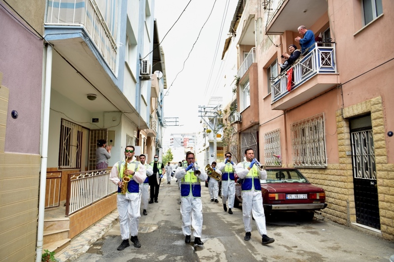 Bornova’da Koronavirüse karşı müzikle rehabilitasyon