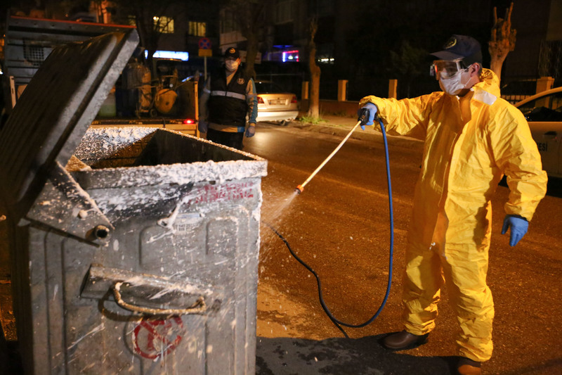 Buca’da her gece konteynerlere dezenfekte operasyonu