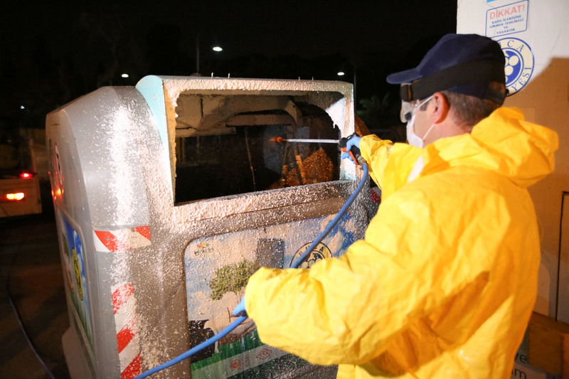 Buca’da her gece konteynerlere dezenfekte operasyonu