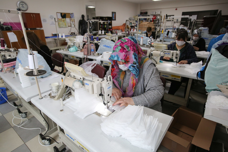 Buca'nın kursiyerleri maske için kolları sıvadı