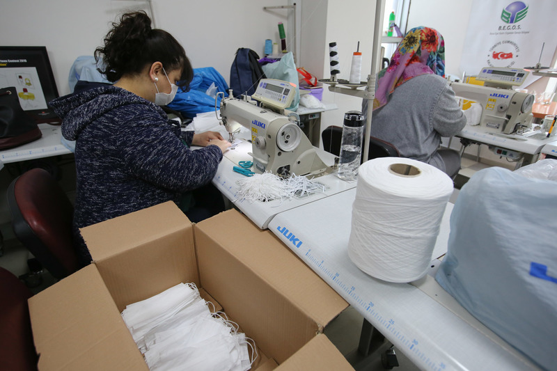 Buca'nın kursiyerleri maske için kolları sıvadı