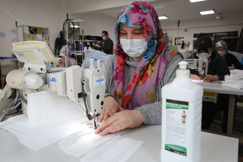 Buca'nın kursiyerleri maske için kolları sıvadı