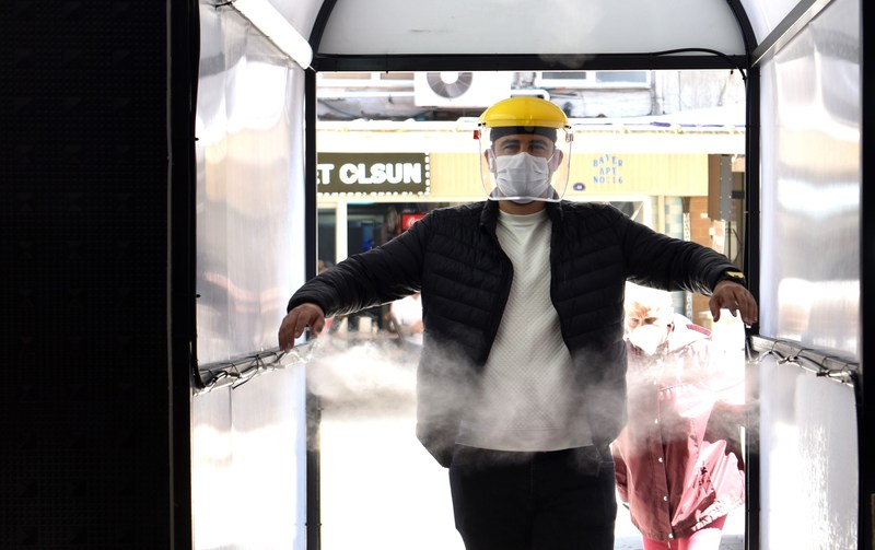 Bornova Belediyesi şimdi de dezenfeksiyon tüneli imal etti