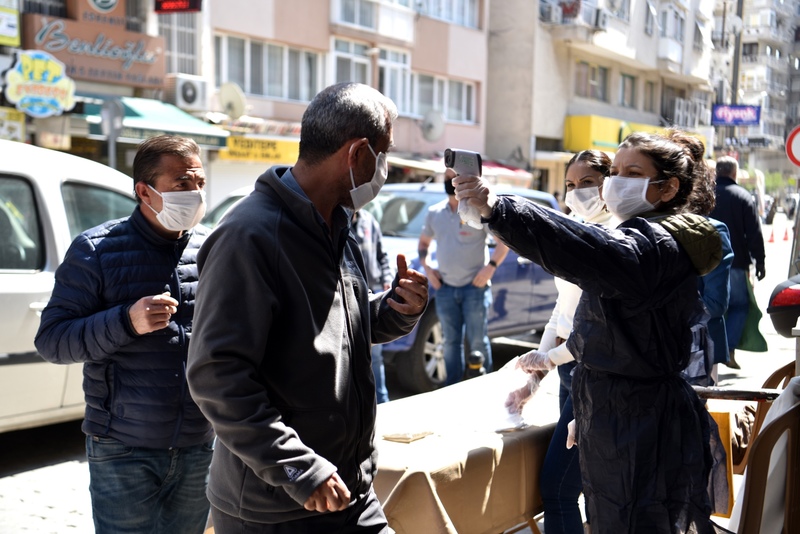 Bornova Belediyesi şimdi de dezenfeksiyon tüneli imal etti