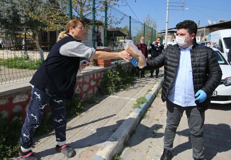 Başkan Kılıç fırını olmayan köylerde kapı kapı ekmek astı