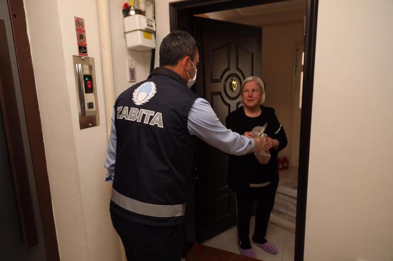 Bayraklı Belediyesinden evlere ekmek servisi