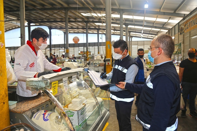 Karabağlar'da pazaryerlerinde önlemler sürüyor