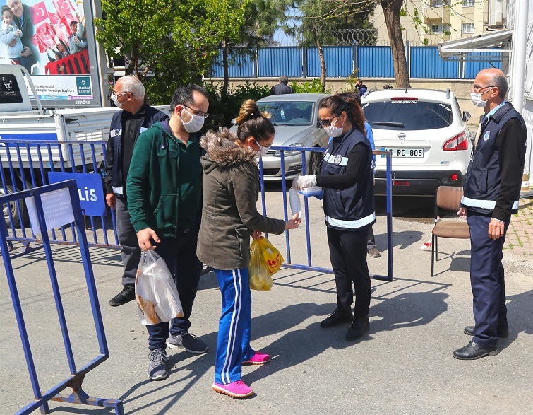 Karabağlar'da pazaryerlerinde önlemler sürüyor