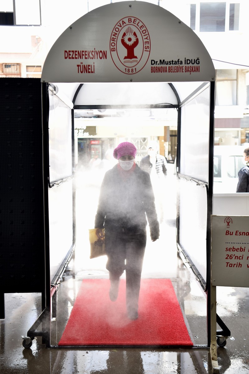 Bornova’daki tüm pazarlara dezenfektan tüneli