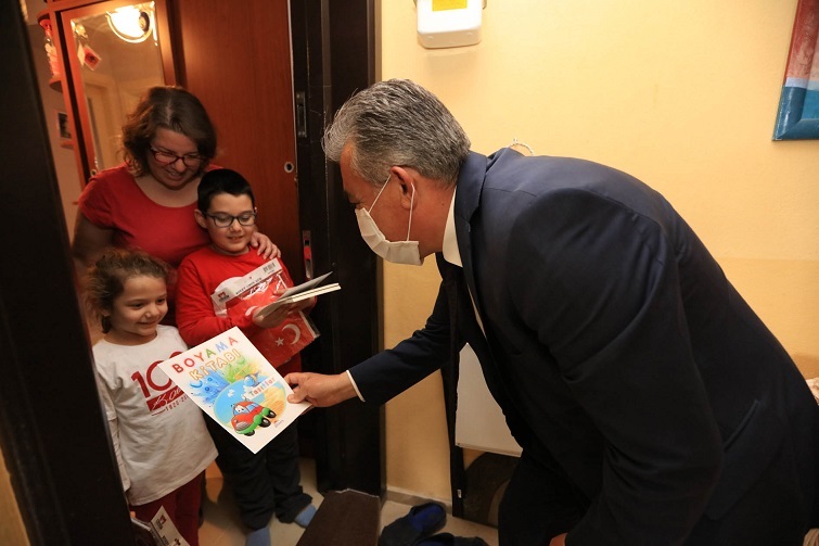 Güzelbahçe'de Çocukları Sevindiren Bayram Sürprizi