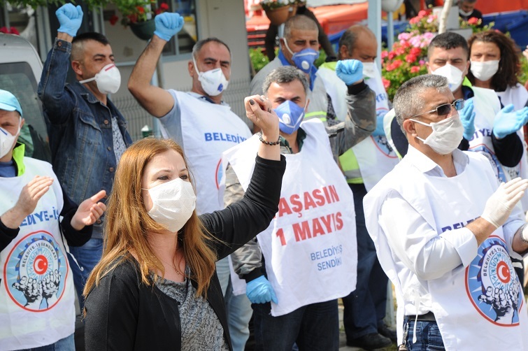 Balçova'da sosyal mesafeli 1 Mayıs halayı