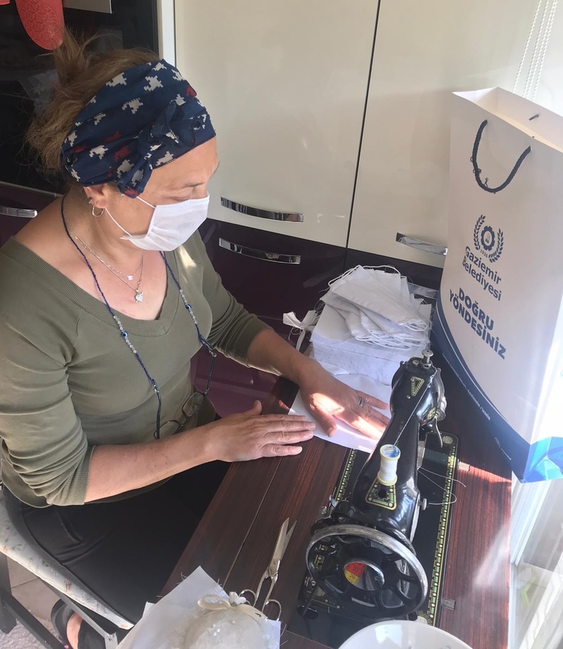 Gaziemirli kadınlardan maske seferberliği