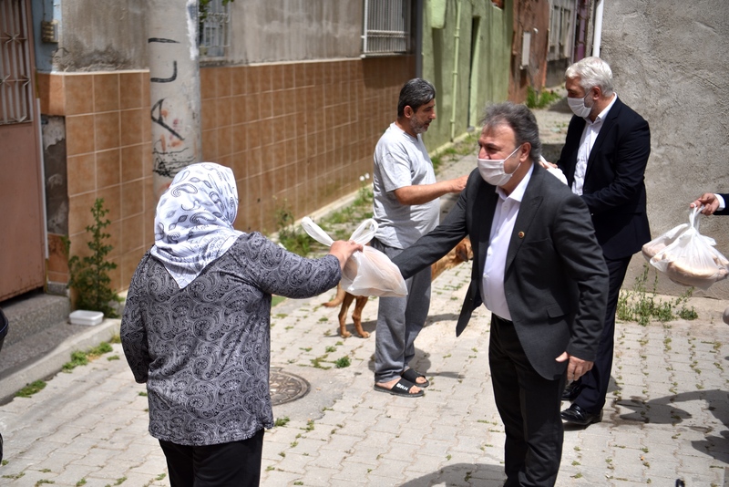 Bornova'da ekmek dağıtımı devam ediyor