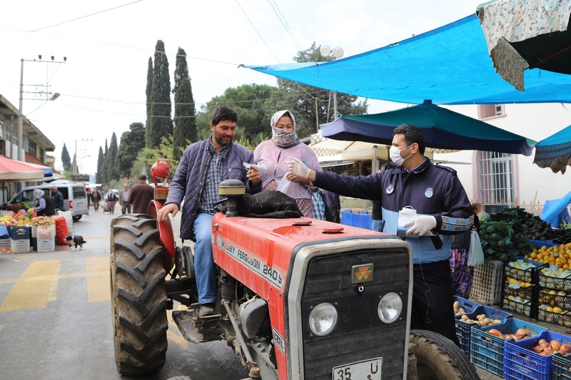 Menderes’te maskeler belediyeden