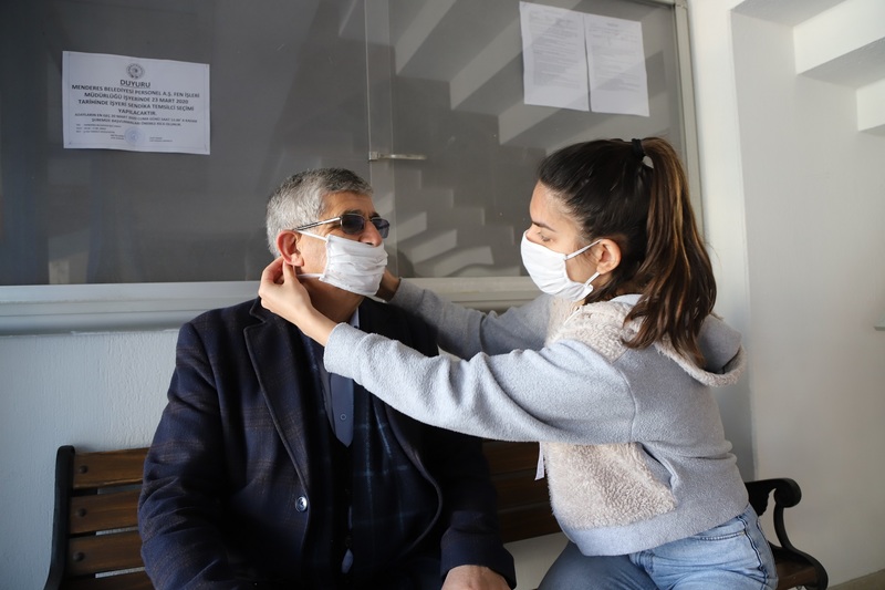 Menderes’te maskeler belediyeden