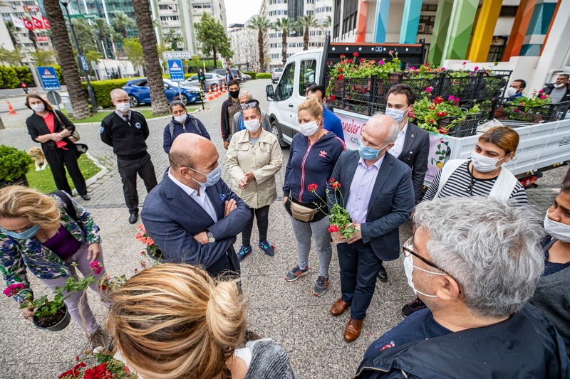 Büyükşehir annelere sardunya dağıtmaya başladı