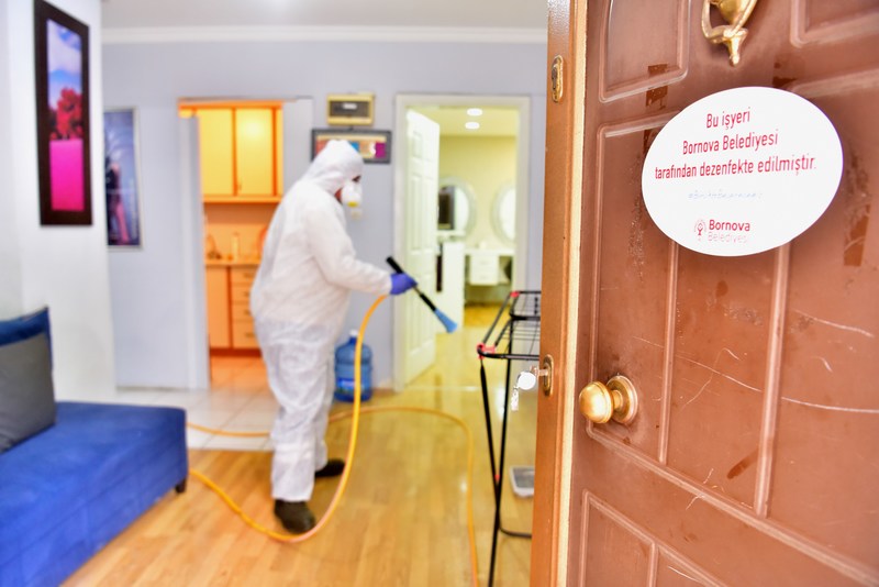 Bornova’da berber, kuaför ve güzellik salonlarına dezenfeksiyon