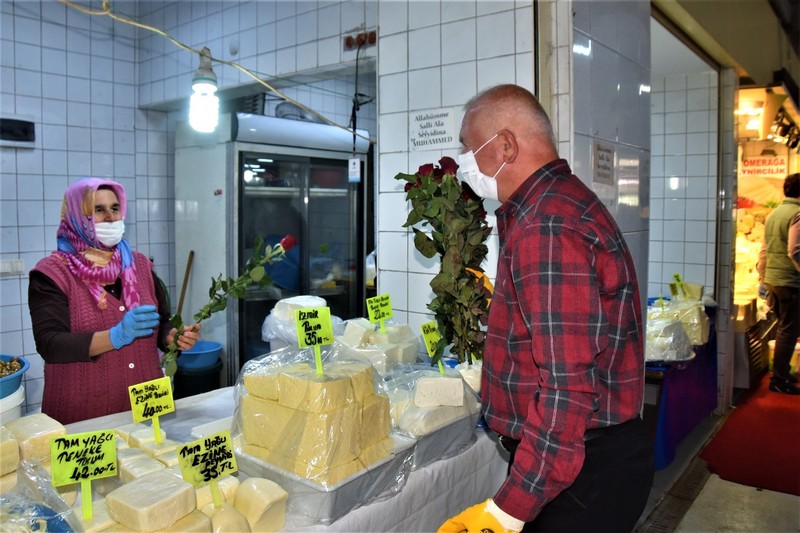 Başkan Karakayalı annelere gül dağıttı