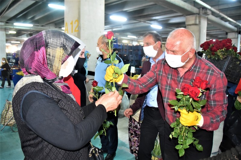 Başkan Karakayalı annelere gül dağıttı