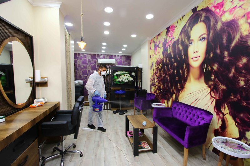 Bayraklı'da berberler ve parklar dezenfekte edildi