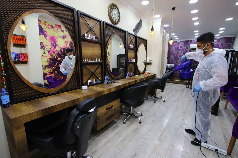 Bayraklı'da berberler ve parklar dezenfekte edildi