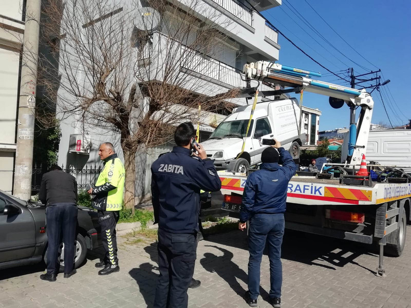 Karşıyaka’da ‘hurda araç’ sorununa neşter vuruldu