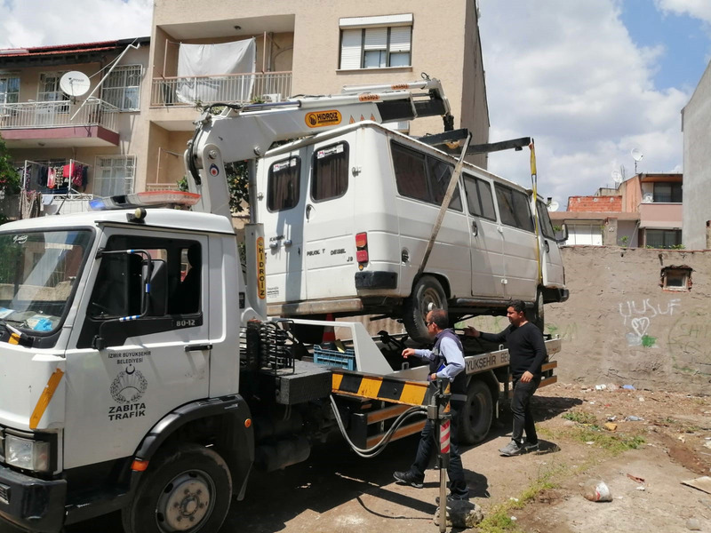 Karşıyaka’da ‘hurda araç’ sorununa neşter vuruldu