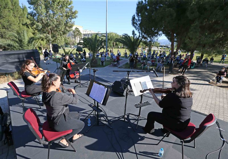 Karşıyaka’da 65 yaş üzeri vatandaşlara bayram konseri