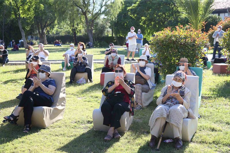 Karşıyaka’da 65 yaş üzeri vatandaşlara bayram konseri