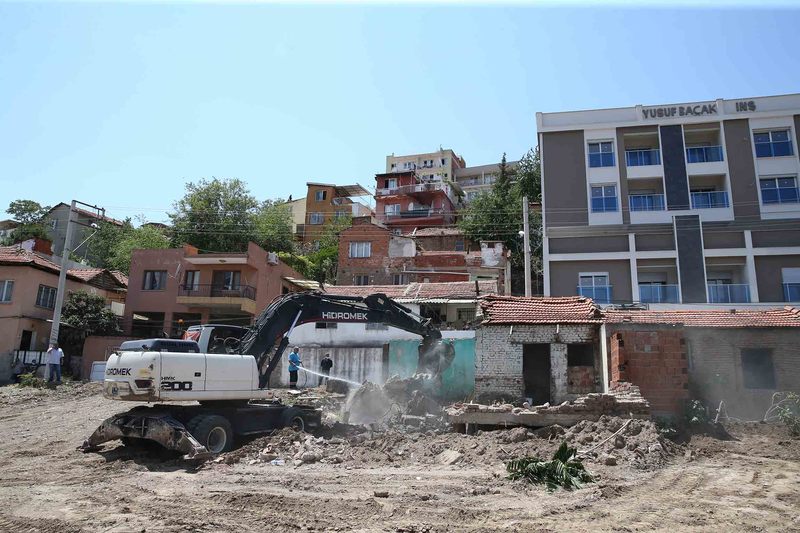 Tugay talimat verdi, metruk binalar yıkıldı