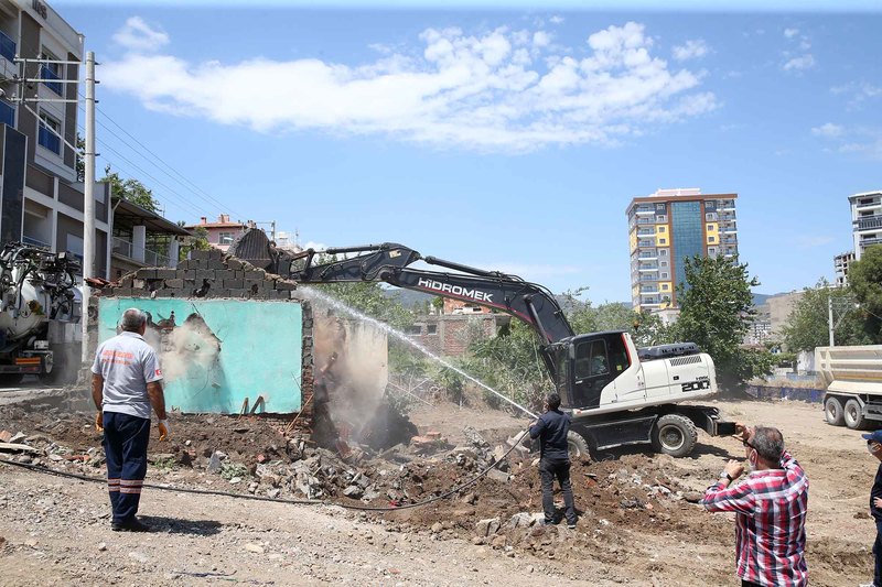 Tugay talimat verdi, metruk binalar yıkıldı