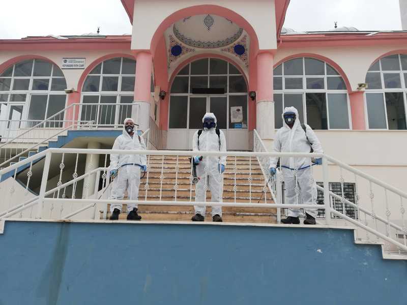 İzmir’de camiler dezenfekte ediliyor