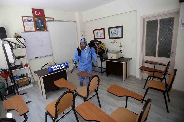 Karabağlar’da kahvehaneler ve sürücü kursları dezenfekte ediliyor