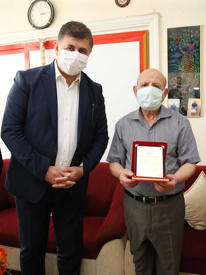 Başkan Tugay’dan 68 yıllık esnafa vefa