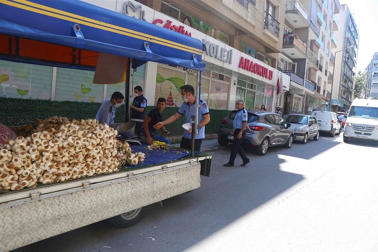 Karabağlar'da seyyar satıcılarla mücadele sürüyor