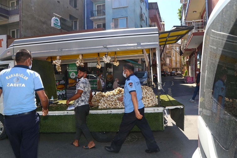 Karabağlar'da seyyar satıcılarla mücadele sürüyor
