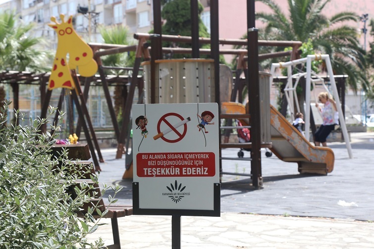 Karabağlar parklarına uyarı levhaları