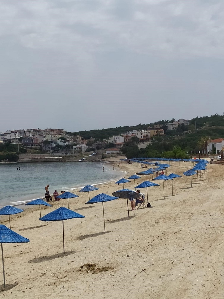 Karaburun plajlarında temizlik ve sosyal mesafe tamam
