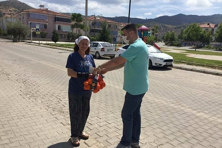 Efes Selçuk Belediyesi vitamin dağıttı