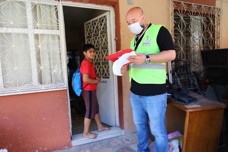 Bayraklılı çocuklara sürpriz hediye