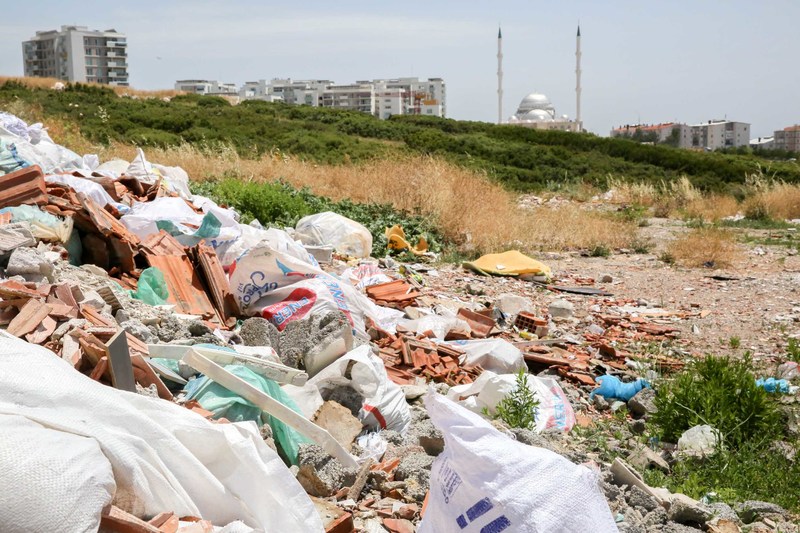 Buca’da kaçak moloz kabusu bitmiyor: Günde 50 ton moloz