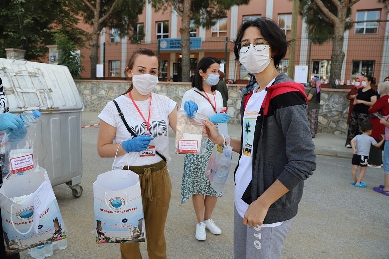 Menderes’te Sınav Günü Öğrenciler Unutulmadı