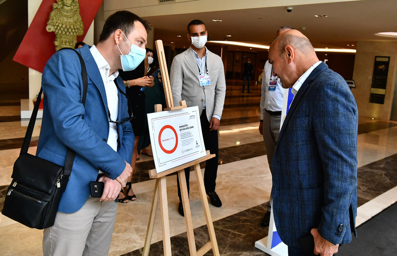 Swissotel Büyük Efes’e Turuncu Çember sertifikasını veren Başkan Soyer:  “İzmir’e örnek olmasını diliyorum”