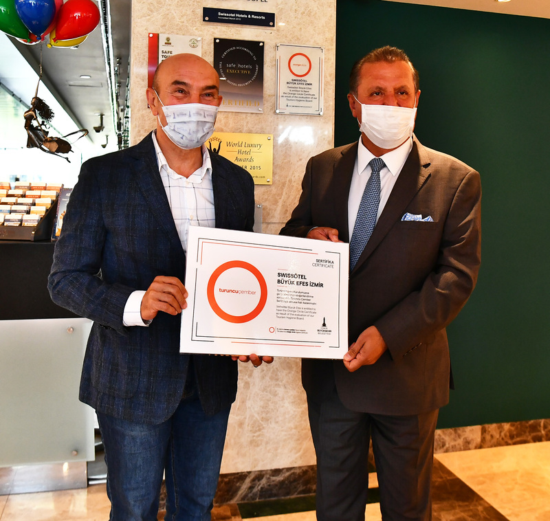 Swissotel Büyük Efes’e Turuncu Çember sertifikasını veren Başkan Soyer:  “İzmir’e örnek olmasını diliyorum”
